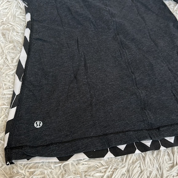 Lululemon Devotion Short Sleeve Tee in Arrow Chevron White Black/Heathered Black - Picture 4 of 4